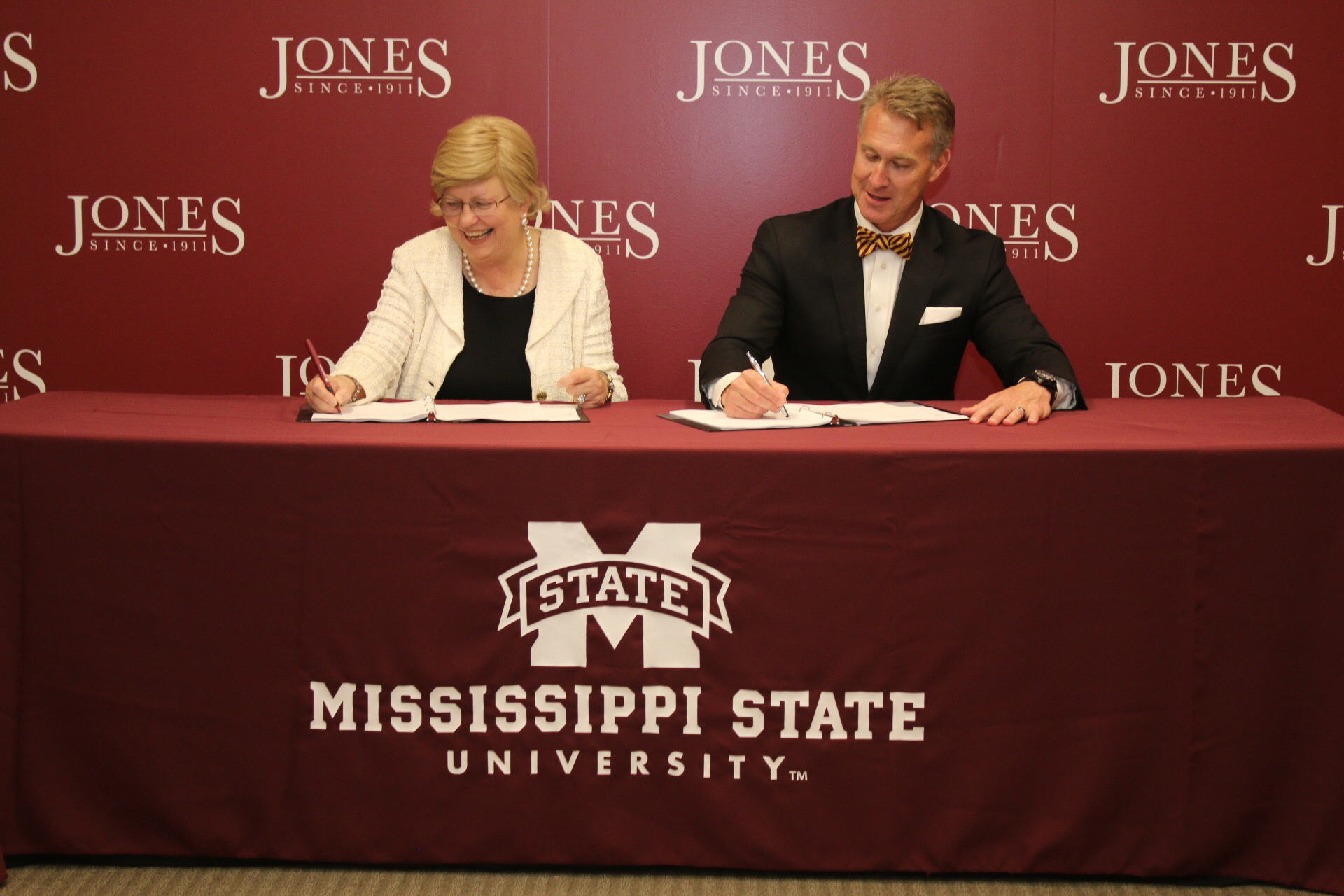 MSU PHOTO ID: Mississippi State University Provost and Executive Vice President Judy Bonner, left, and Jones County Junior College President Jesse Smith sign a Partnership Pathways agreement that will make it easier for students to complete baccalaureate programs. (Photo by Lisa Sollie)