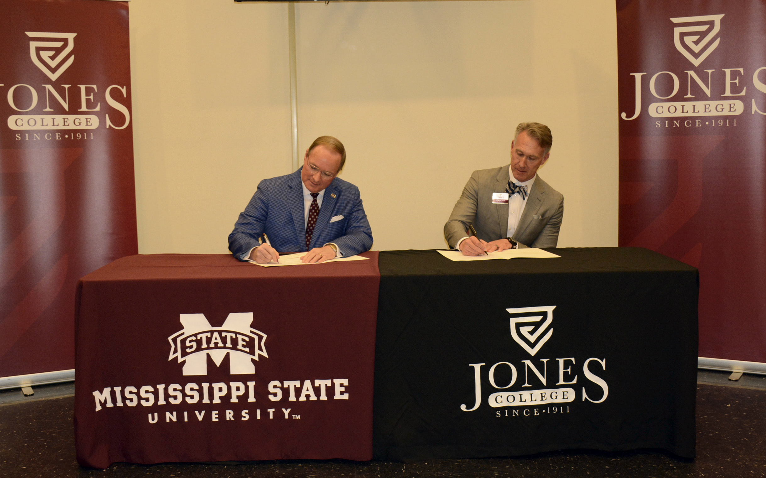 Mississippi State President Mark E. Keenum, left, and Jones College President Jesse Smith sign an agreement Wednesday [Dec. 4] outlining a pathway for Jones College students to complete MSU’s new Bachelor of Applied Science program. (Submitted photo)