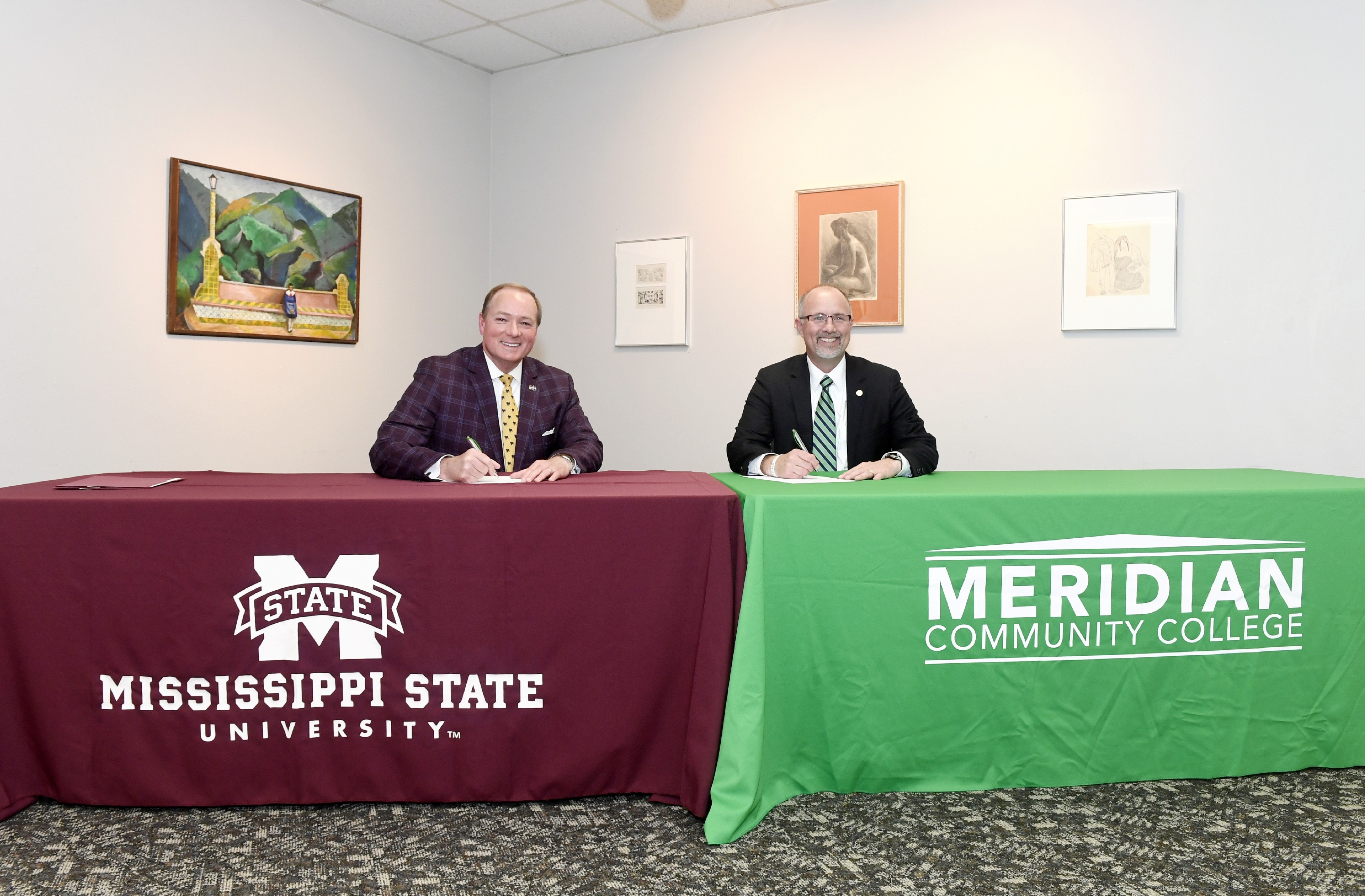 MSU President Mark E. Keenum and Meridian Community College President Thomas Huebner sign a memorandum of understanding Wednesday [Feb. 26] to formalize a pathway for technical education students at MCC to complete MSU’s new Bachelor of Applied Science pr